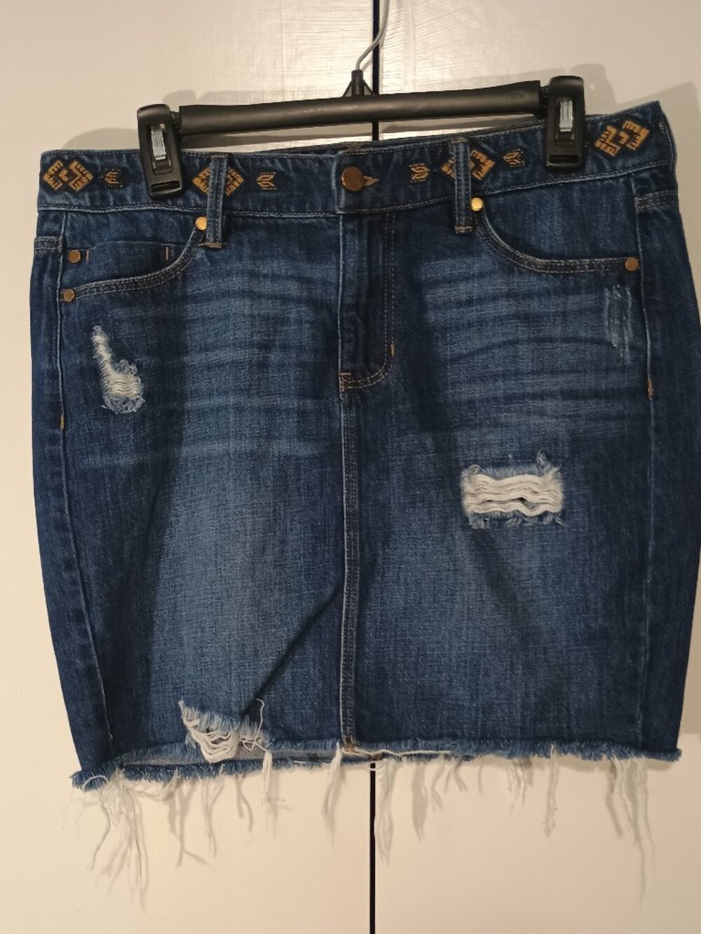 Liverpool Denim Distressed Mini Skirt Size 8/29 Blue Wash Raw Hem Embroidered - Picture 2 of 10